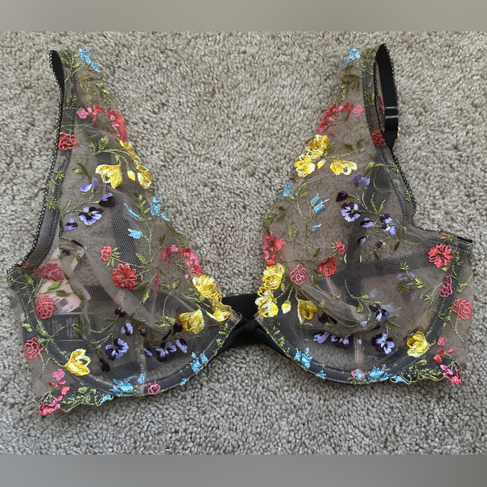 NWT Brand New Victoria’s Secret Dream Angels Unlined Plunge Bra